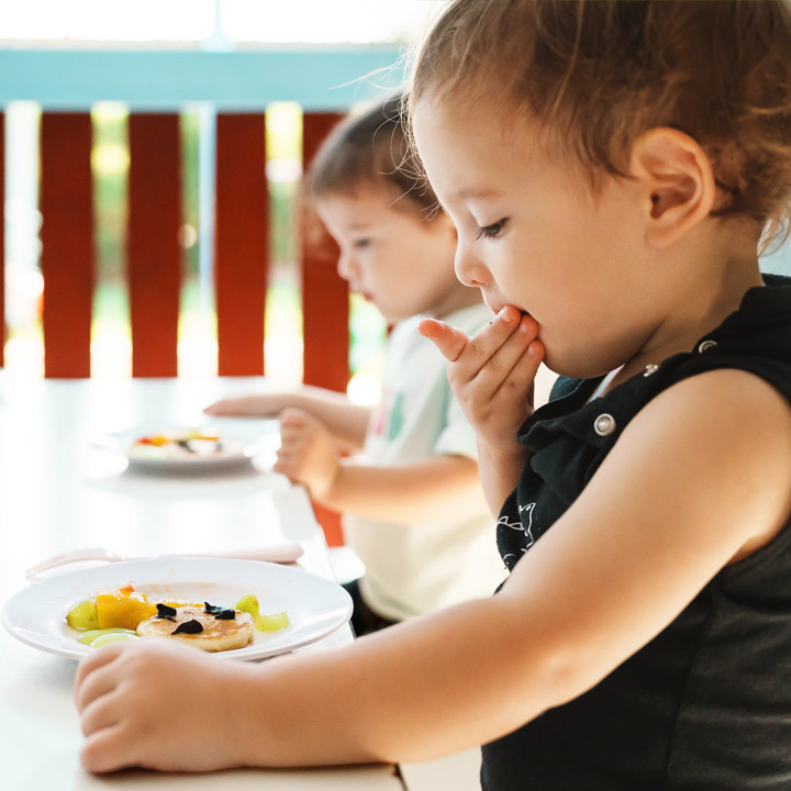 eating healthy food cafeteria